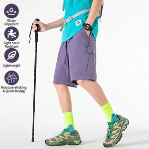 Short cargo outdoor violet avec plusieurs poches présenté en mouvement de marche
