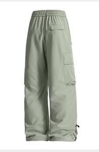 Dettaglio dei pantaloni da trekking con coulisse regolabile e tasca laterale con patta cargo