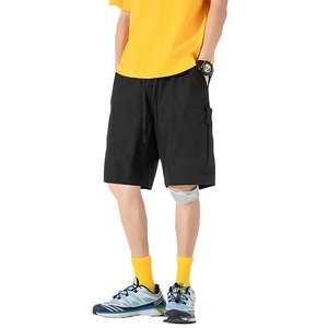 Short cargo noir pour homme avec taille élastique à cordon et grandes poches latérales