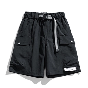 Short cargo noir déperlant avec ceinture réglable et plusieurs poches utilitaires