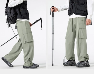 Dettaglio dei pantaloni cargo outdoor con vita elastica e ampie tasche laterali