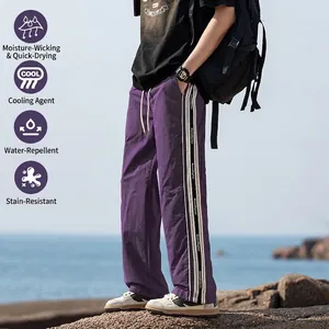 Pantaloni sportivi viola a gamba larga in tessuto traspirante con strisce laterali a contrasto