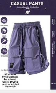 Dettaglio dei pantaloncini cargo viola ad asciugatura rapida con tasche e tessuto idrorepellente