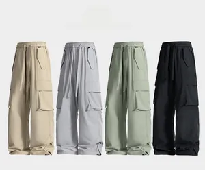Dettaglio dei pantaloni da trekking ad asciugatura rapida in vari colori con tasche cargo
