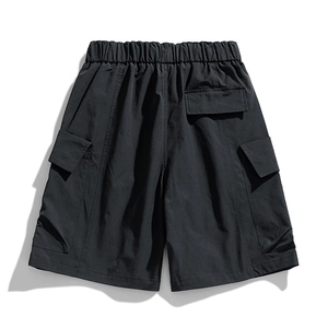 Short cargo noir déperlant pour homme avec poches multiples et taille élastique