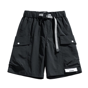 Short cargo noir déperlant avec ceinture réglable et grandes poches utilitaires
