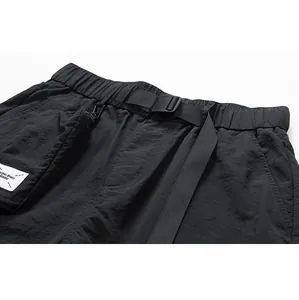 Detail der Cargo-Hose mit elastischem Bund und verstellbarem Nylon-Gürtel mit Schnalle