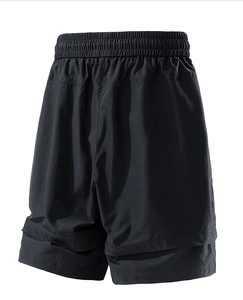 Dettaglio dei pantaloncini neri con bordo a doppio strato e vita elastica sportiva