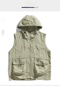 Détail d'un gilet utilitaire à capuche vert olive clair avec cordon et poches cargo