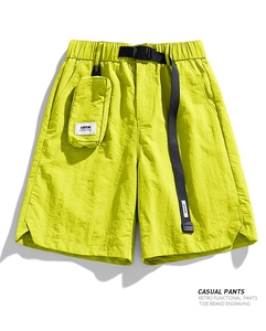 Detail der wasserabweisenden gelbgrünen Cargo-Shorts mit Gürtel und taktischer Tasche