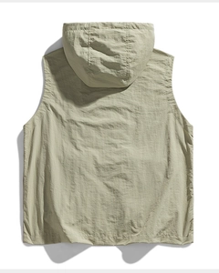 Vue arrière d'un gilet à capuche vert olive pâle minimaliste en tissu coupe-vent léger