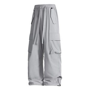 Pantaloni cargo grigio chiaro da uomo con tasche multiple e polsini con coulisse