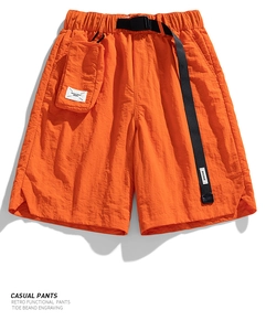 Detail der orangefarbenen Cargo-Shorts mit wasserabweisendem Stoff und Gürteltasche