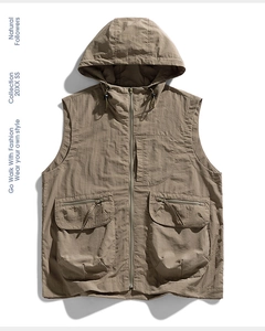 Détail du gilet tactique extérieur avec grandes poches cargo et capuche réglable à cordon