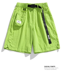 Detail der grünen Cargo-Shorts mit elastischem Bund, Nylon-Gürtel und abnehmbarer Tasche