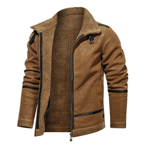 Dettaglio del giubbotto aviatore marrone da uomo con fodera in shearling e fibbia