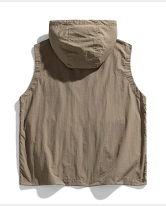 Vue détaillée de la veste sans manches à capuche kaki avec tissu texturé coupe-vent