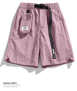 Detail rosa Cargo-Shorts aus wasserfestem Stoff mit Funktionsgürtel und Minibeutel