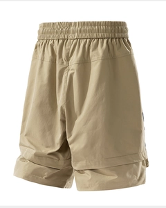Dettaglio dei pantaloncini cargo kaki con vita elastica e orlo a strati
