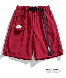 Detail der roten wasserabweisenden Cargo-Shorts mit schwarzem Schnallenzug und Tasche