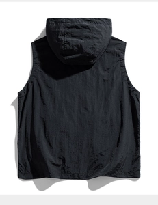 Vue détaillée de la veste noire à capuche montrant la texture du nylon et le design du dos