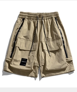 Dettaglio pantaloncini cargo kaki con vita elastica a coulisse e zip verticali