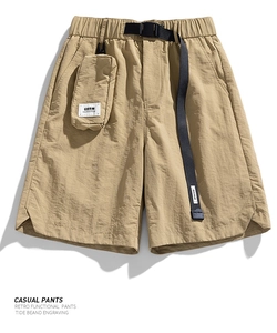 Detail der khaki Techwear-Shorts mit verstellbarem Nylon-Gürtel und funktionaler Mini-Tasche