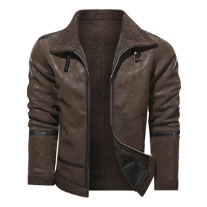 Dettaglio della giacca in pelle marrone scuro con colletto in lana e fibbia moto