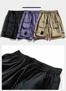 Dettaglio dei pantaloncini cargo con coulisse elastica in vita e ampie tasche laterali
