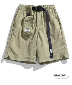 Details der wasserabweisenden Cargoshorts mit Gürtel und abnehmbarer Tasche