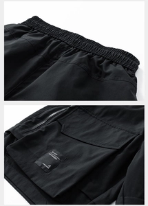 Vita elastica e tasca cargo funzionale con cerniera su pantaloncini neri stile utility