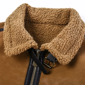 Dettaglio giacca shearling marrone con collo in pelliccia e chiusura a cerniera in metallo
