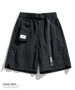 Makroaufnahme wasserabweisender schwarzer Cargoshorts mit Funktionsgürtel und Webetikett-Detail