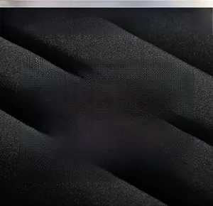Macro dettaglio del tessuto in puro cotone con trama a saia su un piumino nero