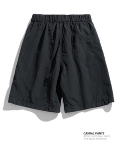 Detail der wasserabweisenden Cargo-Shorts mit Gummizug und hinterer quadratischer Tasche