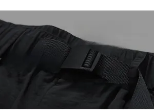 Detailansicht der wasserabweisenden Cargoshorts mit Gummibund und Nylon-Gürtelschnalle