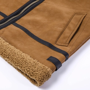 Dettaglio della giacca pilota in finta pelle scamosciata marrone con fodera in shearling
