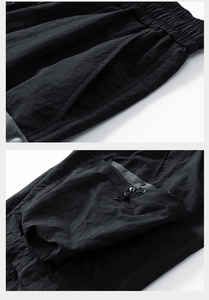Detail of cargo shorts with elastic waist and drawstring pocket in quick-dry fabric