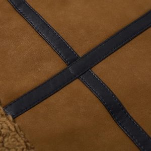 Dettaglio giacca scamosciata marrone con cuciture incrociate in pelle nera e calda fodera shearling