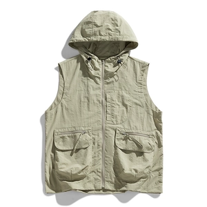 Gilet de randonnée à capuche vert sauge avec poches multiples et tissu coupe-vent