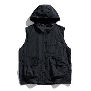 Gilet tactique d'extérieur noir à capuche avec poches multiples et cordon de serrage