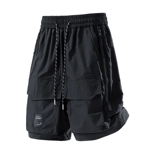 Pantaloncini cargo neri stile techwear con tasche multiple e vita elastica con coulisse