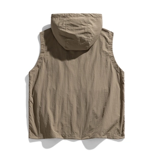 Vue arrière d'un gilet de camping à capuche kaki en tissu coupe-vent pour la randonnée