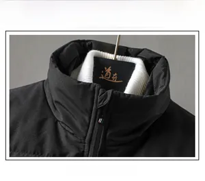 Dettaglio del piumino nero da uomo con colletto rialzato e tirazip in nastro decorato