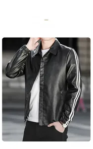 Detail der schwarzen Bikerjacke aus Kunstleder mit weißen Ärmelstreifen und Reverskragen