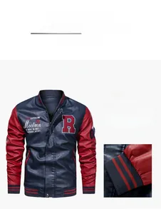 Dettaglio della giacca varsity blu e rossa con polsini a costine e patch lettera R ricamata