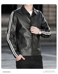 Detail der schmal geschnittenen schwarzen Kunstlederjacke für Herren mit weißen Streifen