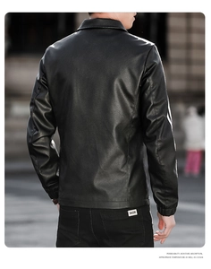 Detailansicht der Rückseite einer schwarzen Lederjacke mit weißen Ärmelstreifen