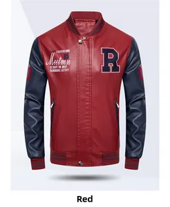 Dettaglio della giacca baseball in pelle PU rossa e blu con ricamo lettera R