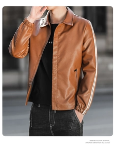 Detail der braunen Kunstlederjacke mit weiß gestreiften elastischen Bündchen am Ärmel